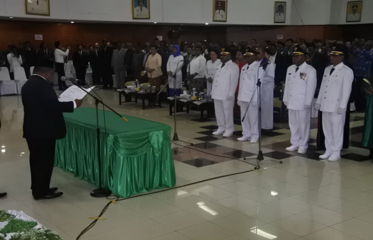 Lantik Dua Kada, Gubernur Minta Kawal Pelarangan Miras